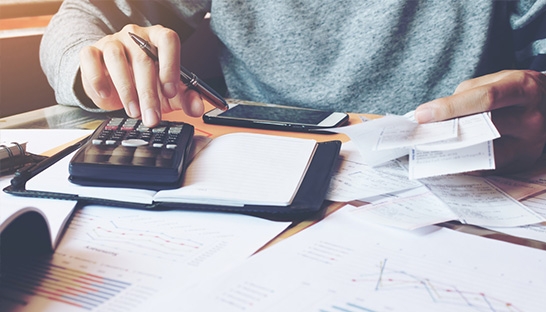 Base salary and total remuneration of consultants in the UK